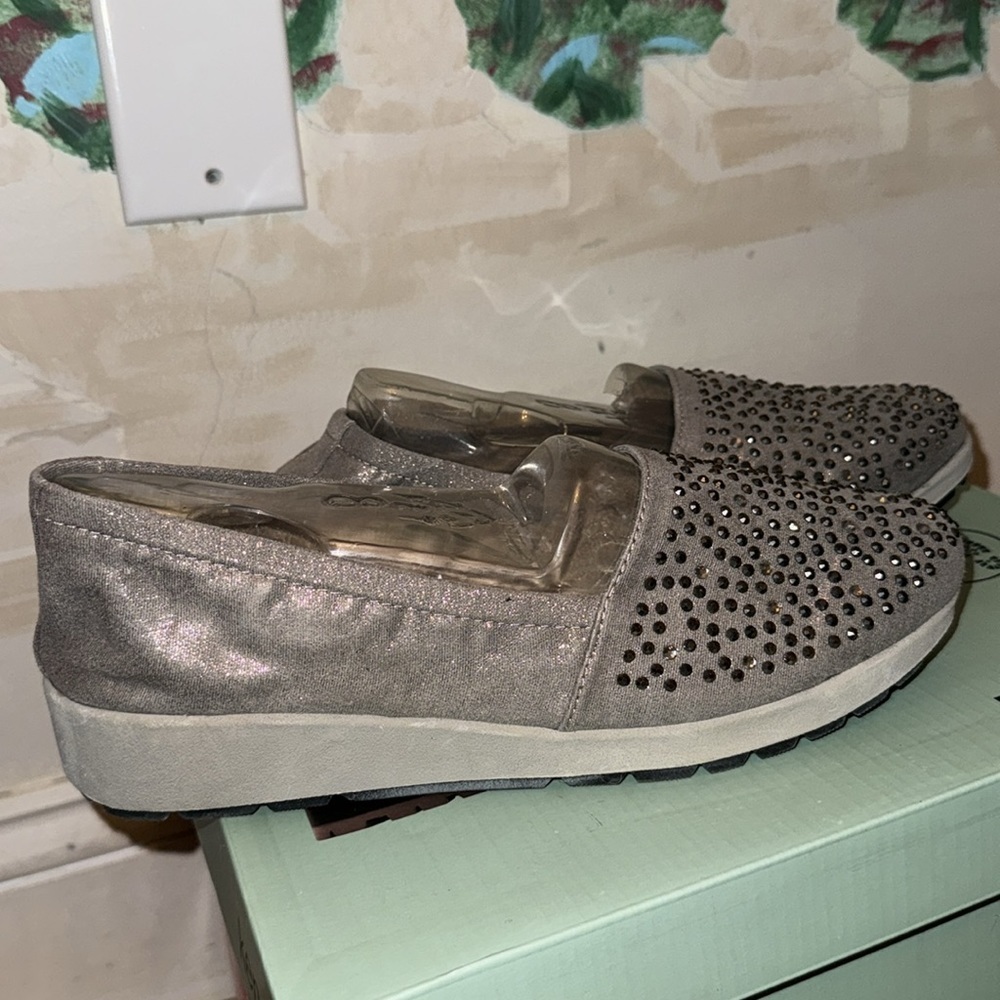 BRAND NEW SHOES WOMEN SIZE 8 1/2 NEVER WORN PLS BUY - Picture 2 of 3